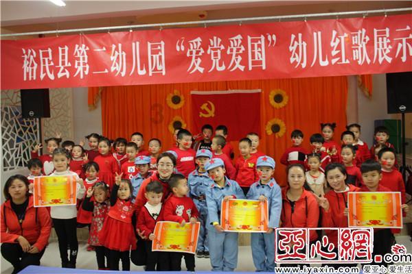广东汕头海边出现一头死亡鲸鱼：已有工作人员到场处置，看看吧